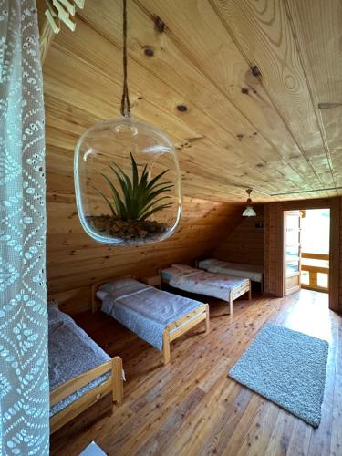 索利纳Domki letniskowe Stary dąb的木屋内带两张床的房间