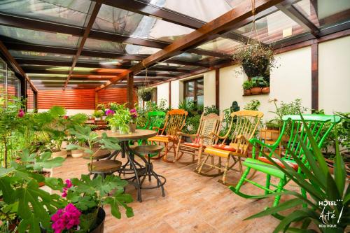 伯伊莱图什纳德Art'e Boutique Hotel的一个带桌椅和植物的庭院