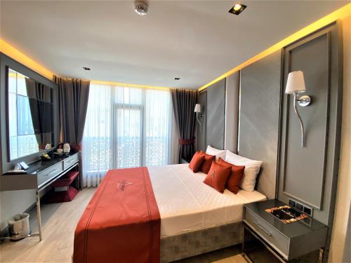 ArnavutköyAtar Airport Hotel的一间卧室配有一张带红色枕头的大床