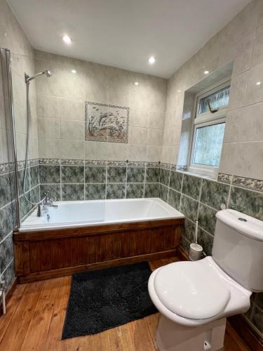 布罗姆利Cosy Single Room for ONE person的带浴缸和卫生间的浴室。