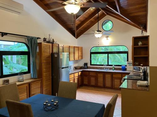 诺萨拉Villa Tortuga的厨房配有桌子和冰箱