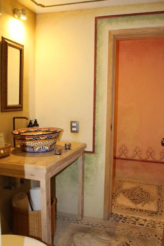 贝纳尔Hotel Casa Caro的一间带水槽和碗的桌子