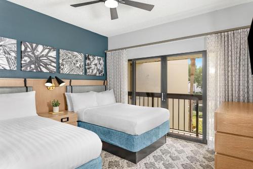 奥兰多萨巴尔棕榈万豪酒店的一间带两张床的卧室和一个阳台