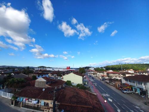 约恩维利Recanto Boa Vista的享有蓝色天空小镇的景色