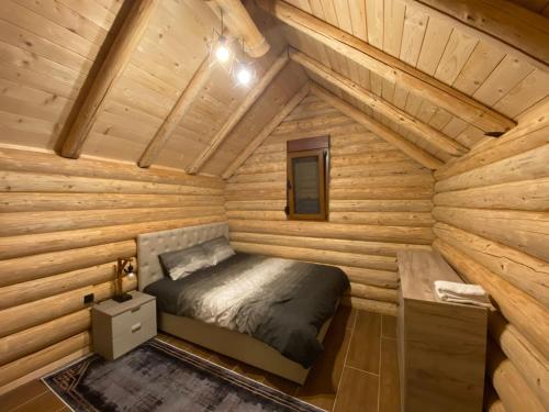 GusinjeEthno House Bektesevic的小木屋内的卧室,配有一张床