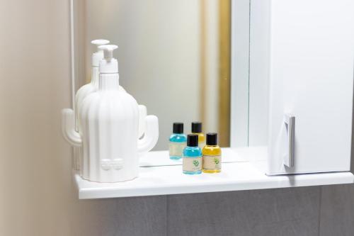 乌尔齐尼Morena的浴室架子上装有一瓶肥皂和其他化妆品