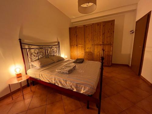 佩罗Naudas House!的一间卧室配有一张床和一扇木门