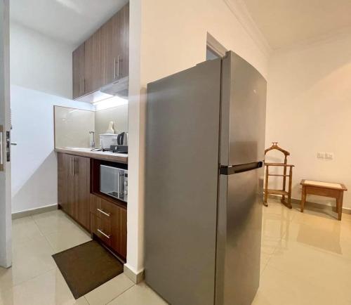 塔那那利佛RESIDENCE D ANKADIFOTSY的厨房配有大型不锈钢冰箱