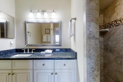 费南迪纳比奇207 Sailmaker的一间带水槽、镜子和淋浴的浴室