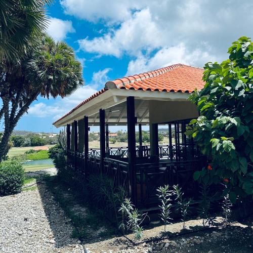 威廉斯塔德Villa at Blue Bay Resort with stunning view的一个带屋顶和棕榈树的凉亭