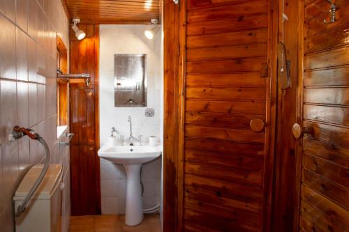 StrovlésAnastasia Country Home的一间带水槽、卫生间和镜子的浴室