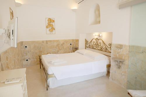 维耶斯泰Tenuta Valle Della Corte的卧室配有一张白色大床