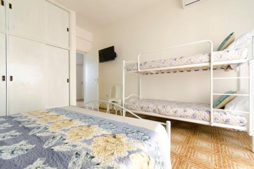 图列Casa Mariù的一间卧室配有两张双层床。