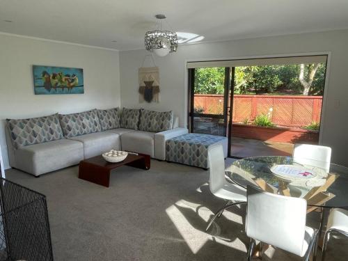 陶朗加Baybell Lodge的客厅配有沙发和桌子