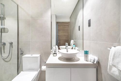 迪拜Exquisite 1 BDR apt in the heart of Dubai Marina- Studio One Tower的一间带水槽、卫生间和淋浴的浴室