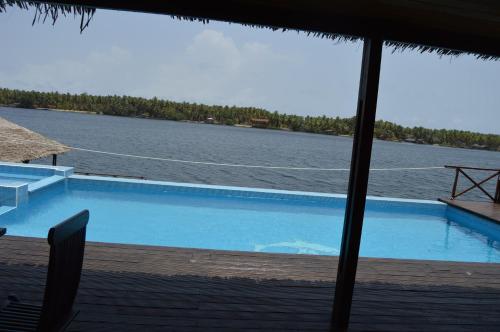 阿西尼Villa Assinie Bord de Lagune的享有水景的游泳池