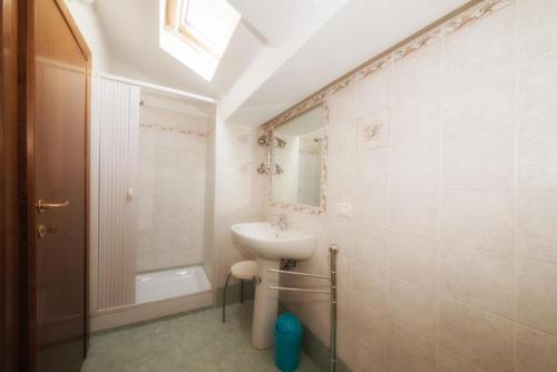 罗迪-加尔加尼科Agriturismo Nardini的白色的浴室设有水槽和镜子