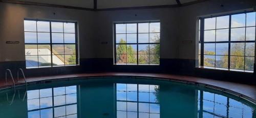 富特罗诺Hotel y Cabañas Lago Ranco - Caja los Andes的一座带窗户的游泳池,位于一座建筑中