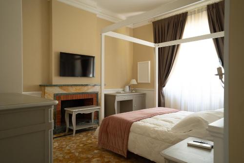 马尔米堡贝隆达酒店的酒店客房配有一张床和一个壁炉。