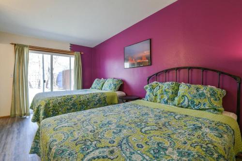 摩押Near Downtown Adventure Nest - Rose Tree 4的一间卧室设有两张床和紫色墙壁