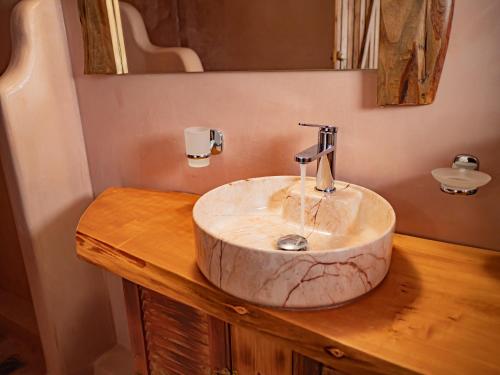 NíthavrisMitato Eagle's Nest Vothoni的木制柜台上设有大理石水槽的浴室