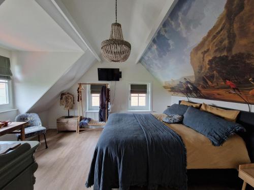 福尔特赫伊曾Bed & Breakfast Hoeve Happiness的卧室配有一张大床,墙上挂有绘画作品