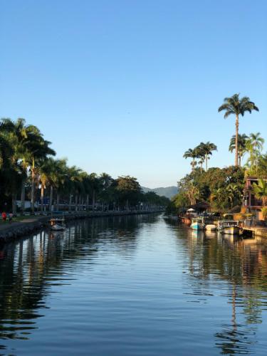 帕拉蒂POUSO DO BEIJA FLOR的一条河上有小船和棕榈树