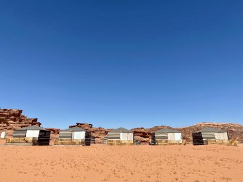 DisahDesert's Soul Wadi Rum的沙漠中的一排沙滩小屋