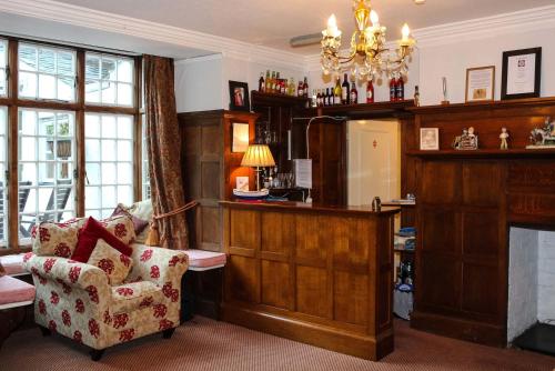 莱姆里吉斯Kersbrook Guest Accommodation的客厅配有椅子和壁炉