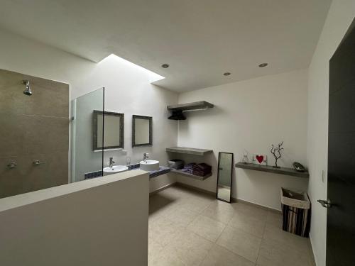 图卢姆Zen Home, Private community, Wifi, Free Private Parking, Balcony的大型浴室设有水槽和淋浴。