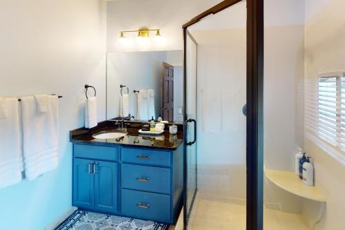 Eatonton Abruzzi - Villa B的一间带蓝色橱柜和水槽的浴室