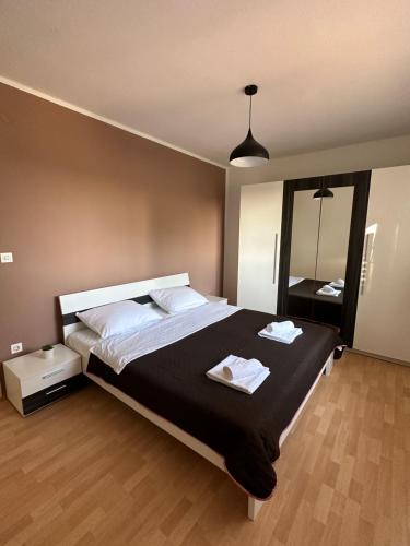 扎达尔Relax and Unwind: Family-Friendly House near Zadar in Zagrad的一间卧室配有一张大床和镜子
