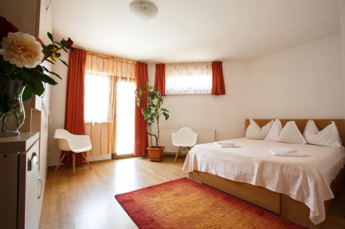 布拉索夫Charming Villa in a Private Mountain Resort的卧室配有白色的床和花瓶