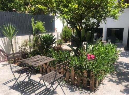 奥迪韦拉什Grandma`s house in Lisbon的花园里的一张野餐桌和两个长椅