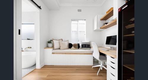 悉尼The South bay's home-Big RoomA的白色的客房配有书桌、沙发和电脑