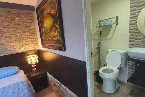 巴拿马城R.1108 Lindo aparta estudio equipado tipo ejecutivo.的浴室设有床、卫生间和水槽。