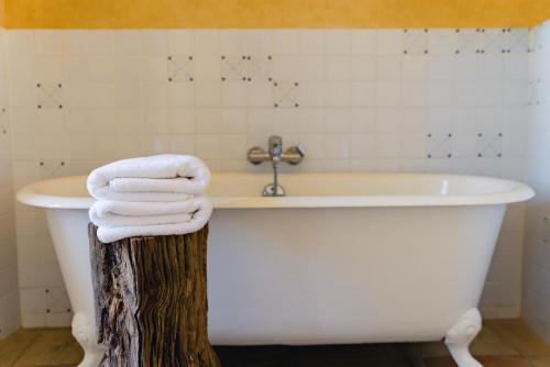 皮洛朗卡普德卡斯特尔酒店的白色浴缸上方配有毛巾