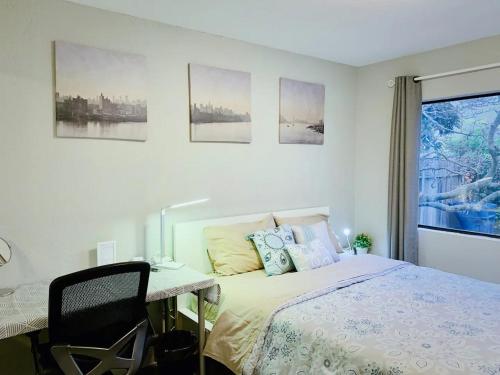 East Palo AltoBrand new suite, 1mi to Meta, 3mi to Stanford的一间卧室配有一张床和一张桌子及椅子