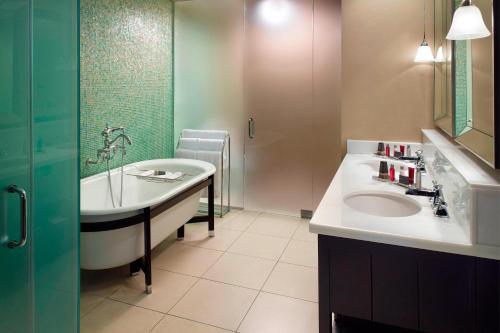 梅泰里新奥尔良梅泰里莱克威万豪酒店的带浴缸、水槽和淋浴的浴室