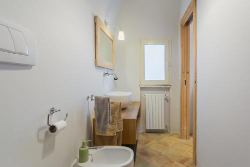 焦维纳佐IL Marinaretto的白色的浴室设有水槽和镜子