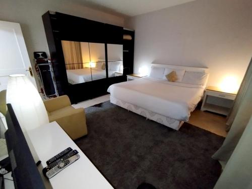 沙姆沙伊赫Villa 19, Amwaj Oyoun Resort - Beach- AquaPark Free Access的酒店客房设有一张大床和一张沙发。