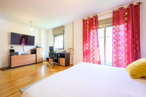 马拉加Apartamento Litoral Blue的卧室配有白色的床和红色窗帘