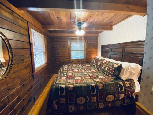 尤里卡斯普林斯Cozy Cabin at Bear Mountain Log Cabins的小木屋内一间卧室,配有一张床