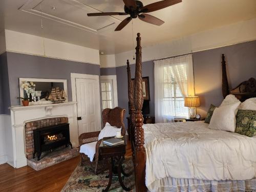 小石城Rosemont B&B Cottages的一间卧室配有一张床和一个壁炉