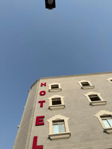 达曼ريف الزهور للشقق الفندقيه的建筑一侧的酒店标志