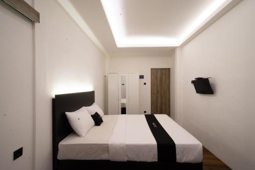 CandiDS Colive Sinabung的一间卧室配有一张带黑白色棉被的床