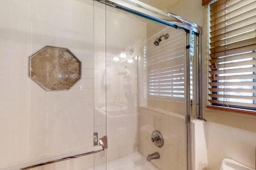 SteinhatcheeVanilla Cottage的浴室里设有玻璃门淋浴