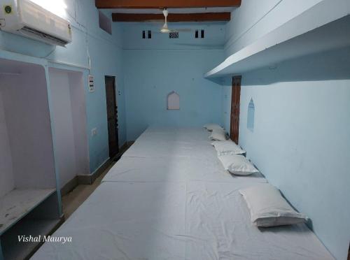 瓦拉纳西Maa Tara AC Home Stay的一间医院房间,配有一张大床和枕头