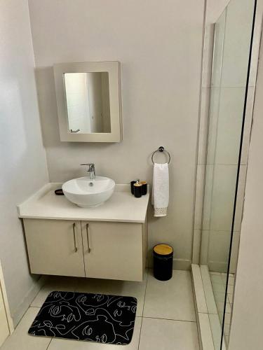 米德兰Ladybug unit 3 (2)的一间带水槽、镜子和淋浴的浴室