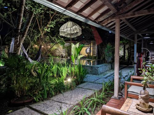 日惹阿斯图迪画廊民宿旅馆的天井设有桌子、长椅和植物